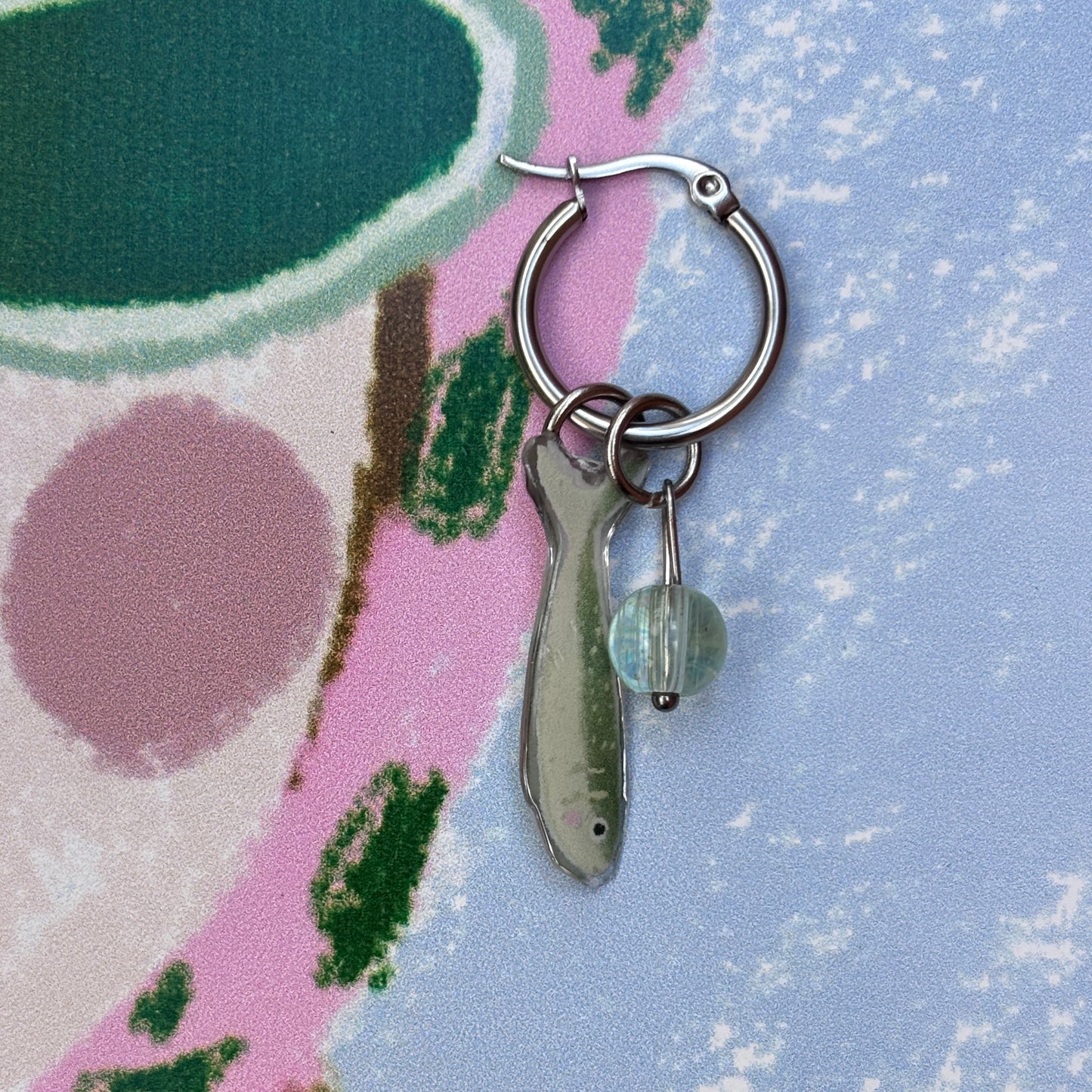 Par de aretes mini pez verde