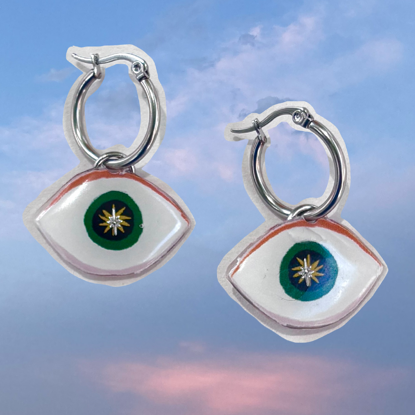 Par de aretes ojitos mentirosos