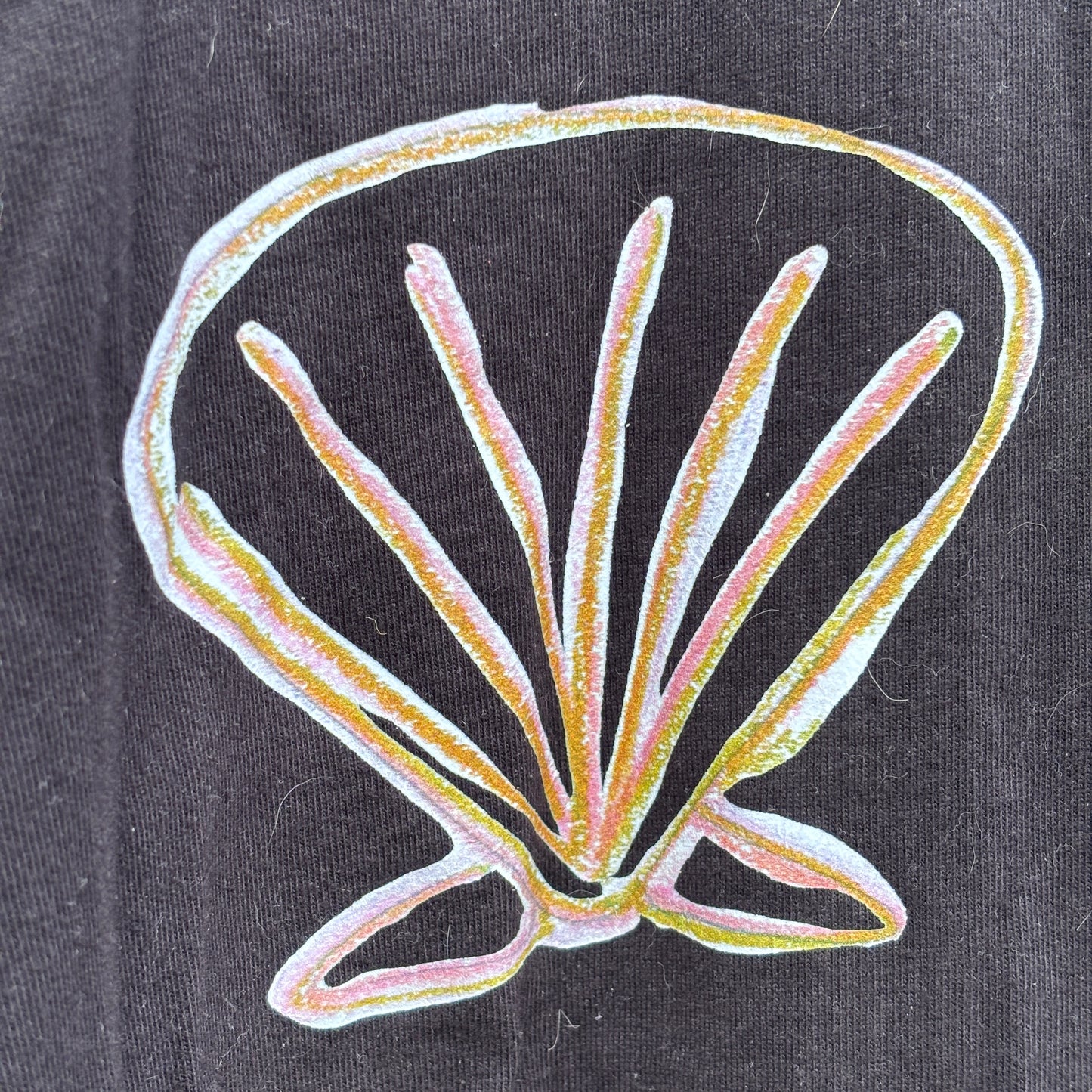 Playera negra conchitas