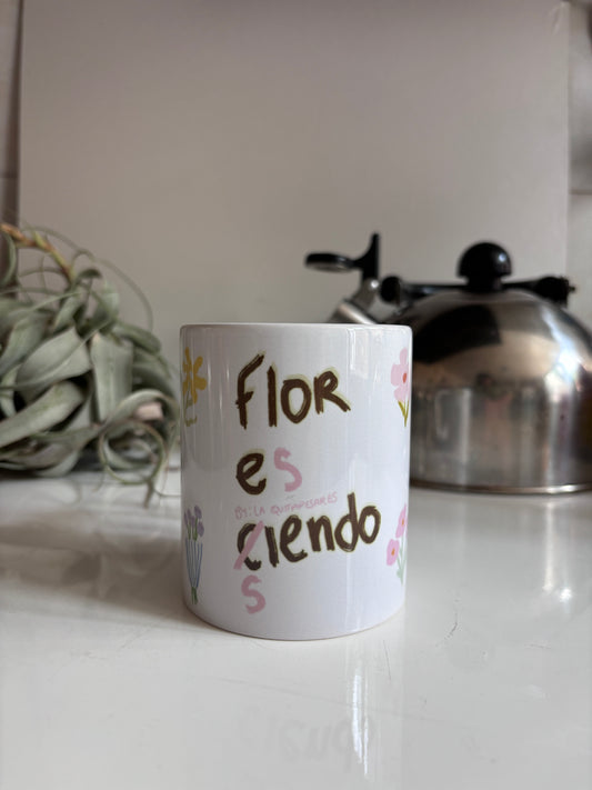 Taza floreciendo