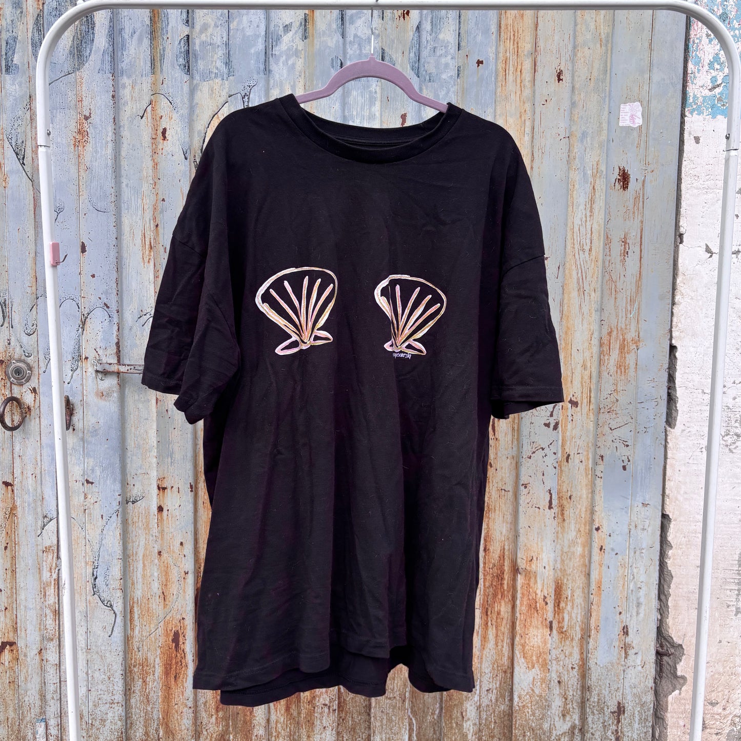 Playera negra conchitas