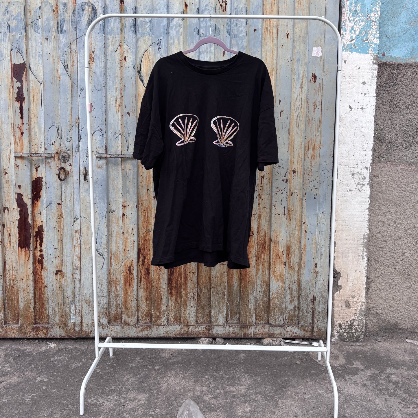 Playera negra conchitas