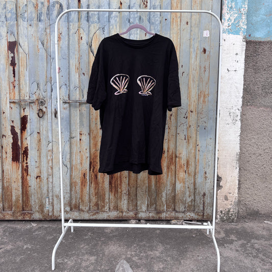 Playera negra conchitas