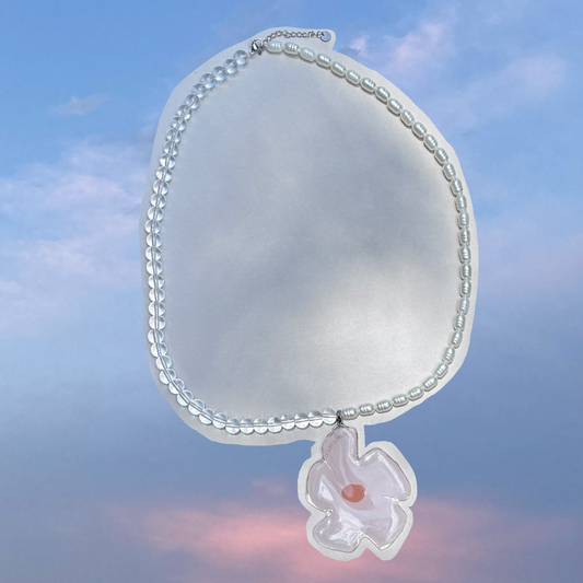 Collar transparente y perlas